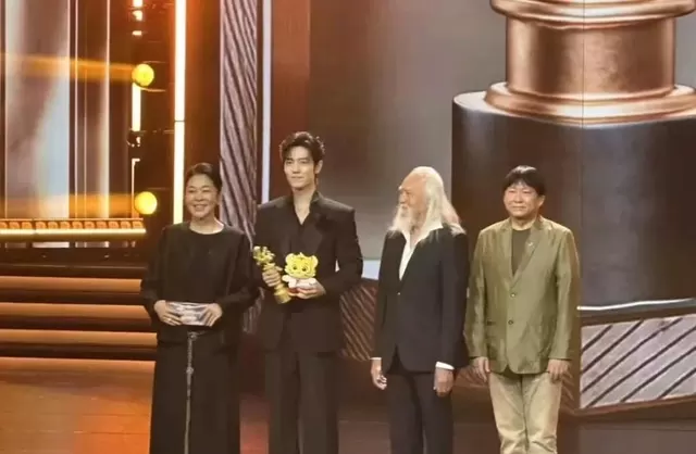 肖战马丽获第33届北京大学生电影节最受大学生欢迎演员 相关图片