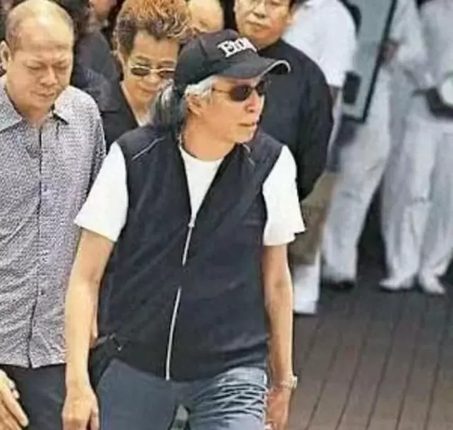 和胜和前老大李福荣葬礼现场云集多名涉黑人员，港警出动上百警力布防 现场图