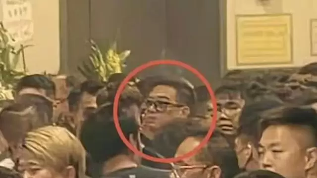 和胜和前老大李福荣葬礼现场云集多名涉黑人员，港警出动上百警力布防 细节速览